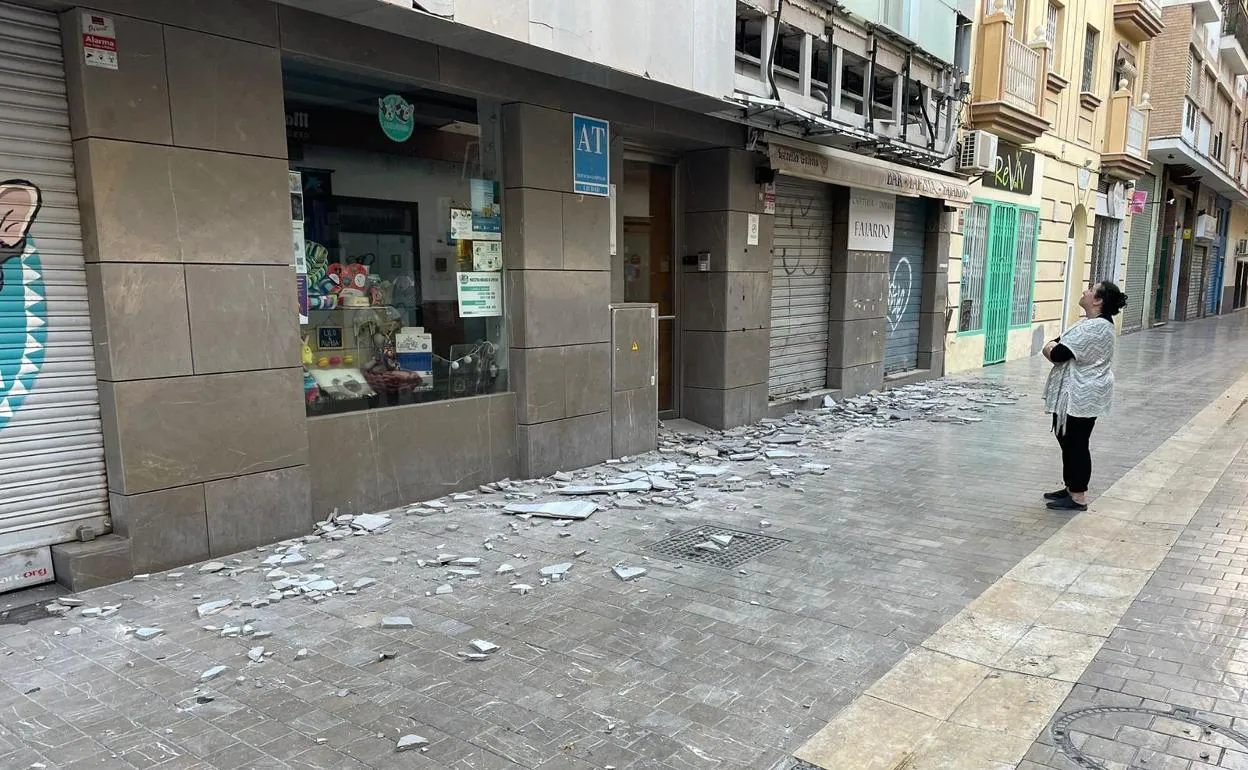 Una mujer observa los desperfectos ocasionados en la fachada de la calle Fajardo. 