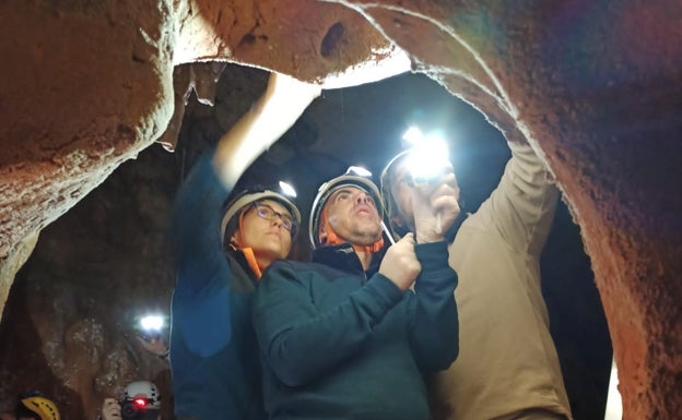 Investigadores, en la gruta. 