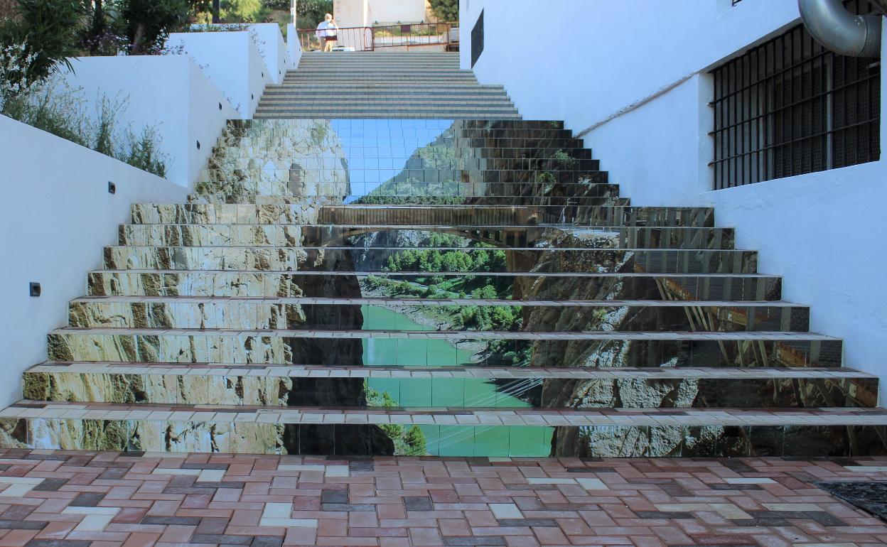 Las escaleras de calle Carmona estrenan decoración basada en una foto del Caminito del Rey.