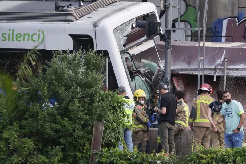 Los servicios de emergencia trabajan en el lugar del accidente.