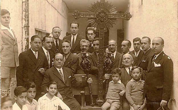 Acto celebrado en la iglesia parroquial de Santiago con motivo de la bendición de una cruz guía y mazas de nogal. Fernando María Laffore se encuentra sentado (a la izquierda) y sosteniendo en su mano izquierda una de las mazas. 