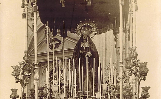 La Virgen del Amor en su trono procesional y bajo palio. 