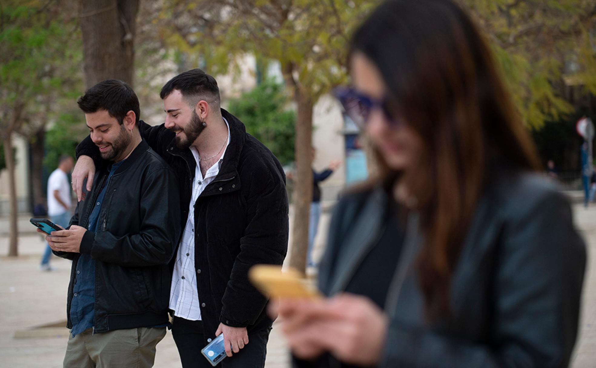 Juanma, Alberto y Marta, los protagonistas de este reportaje sobre amor en las redes sociales.