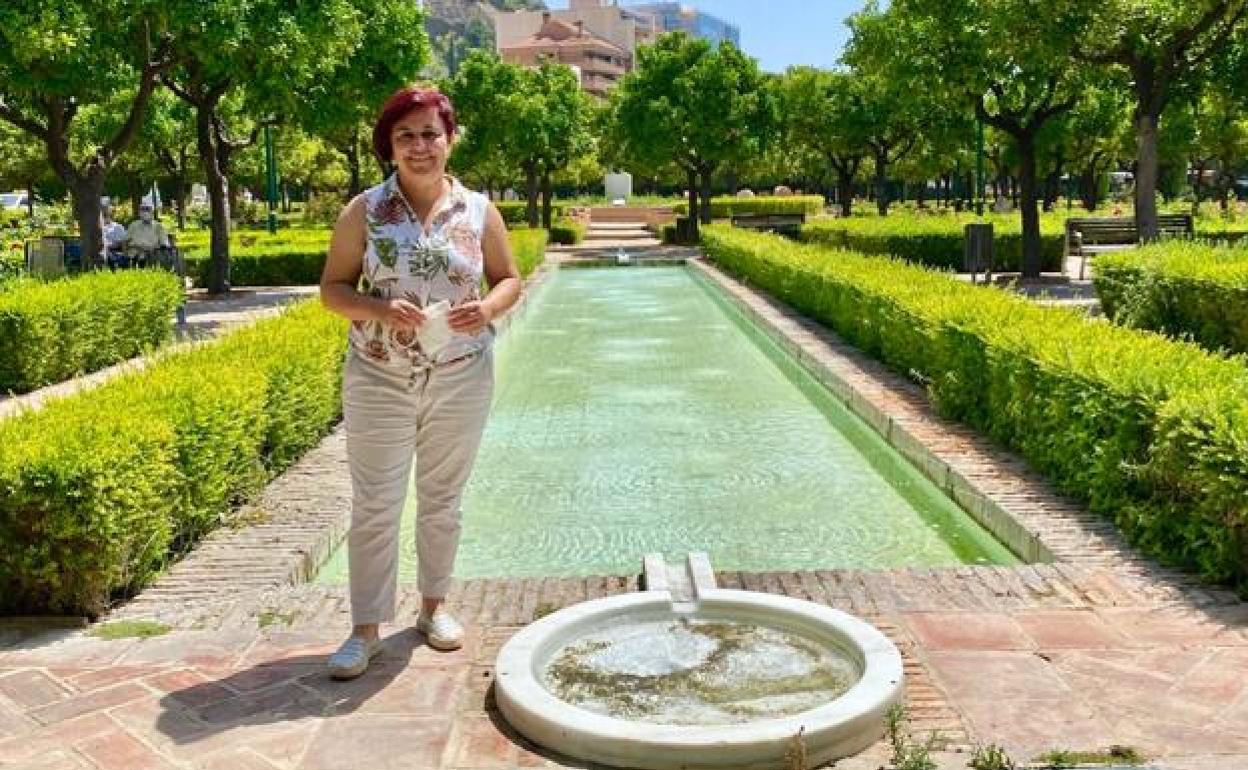 Paqui Macías, en los jardines de Pedro Luis Alonso, al lado del Ayuntamiento de Málaga.