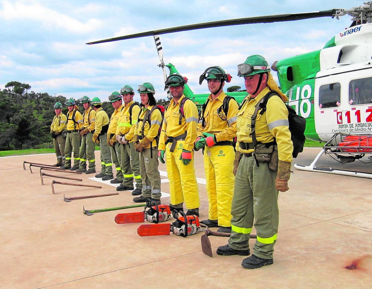 Uno de los equipos de bomberos forestales del Plan Infoca preparados para intervenir en esta campaña. 