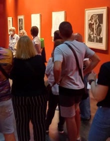 Imagen secundaria 2 - En la primera foto, los visitantes asisten a la colocación de unas piezas en la exposición. En la segunda , cajas en las se han transportado las obras al Museo Ruso y, en la última, un momento de la visita.