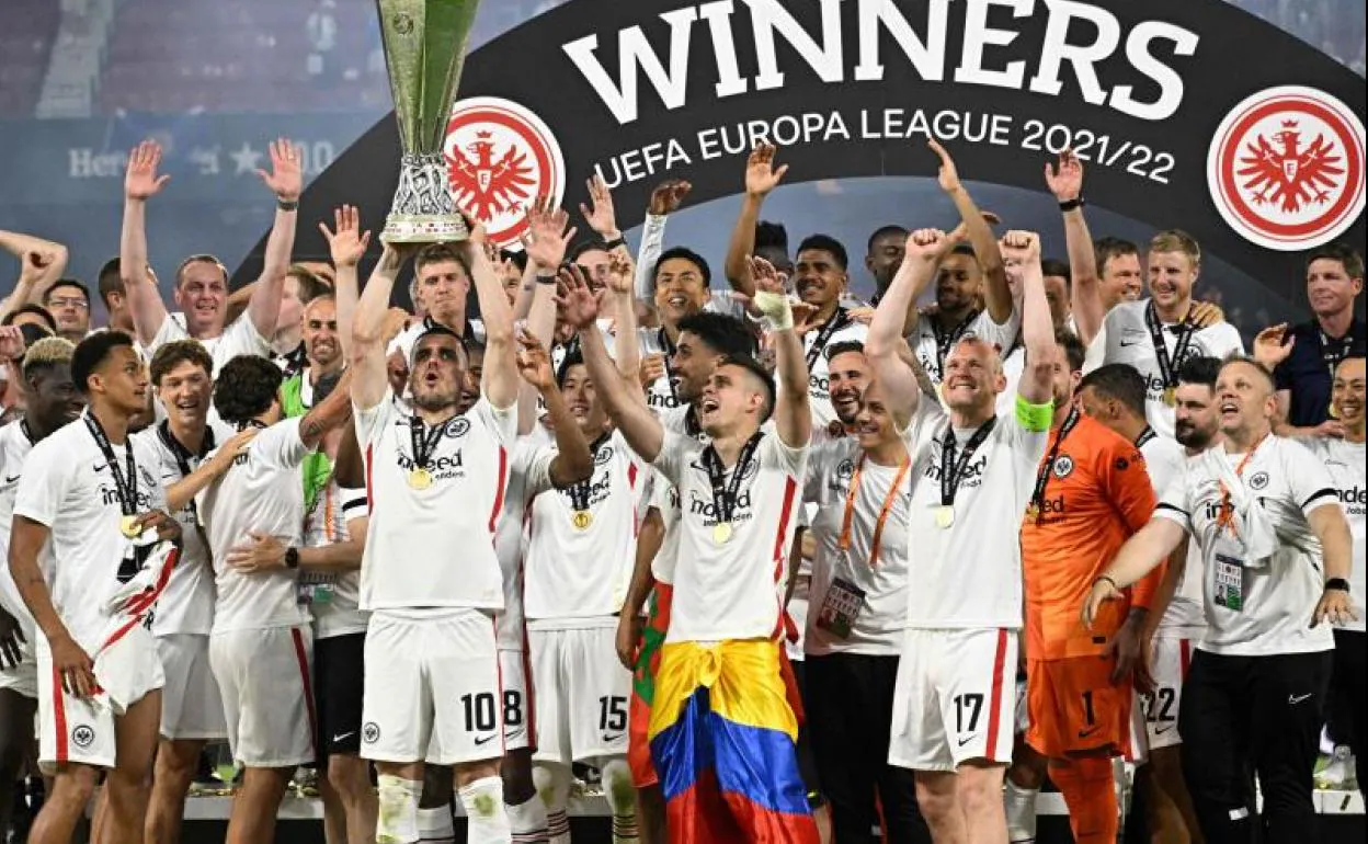 Los jugadores del Eintracht levantan el trofeo de la Liga Europa. 