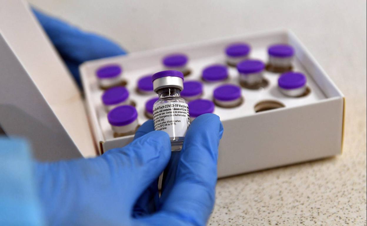 Vacunas Covid: ¿Por qué en los ensayos clínicos de Pfizer y Moderna no se detectaron casos de miocarditis o pericarditis?