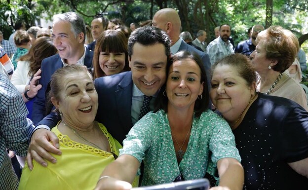 Moreno se hace un selfie con simpatizantes populares.