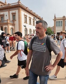 Imagen secundaria 2 - Arriba, el alcalde, en la moto eléctrica del equipo de la UMA. Uno de los robots montados por los estudiantes y Bernardo Quintero, que ofreció una conferencia a los jóvenes. 