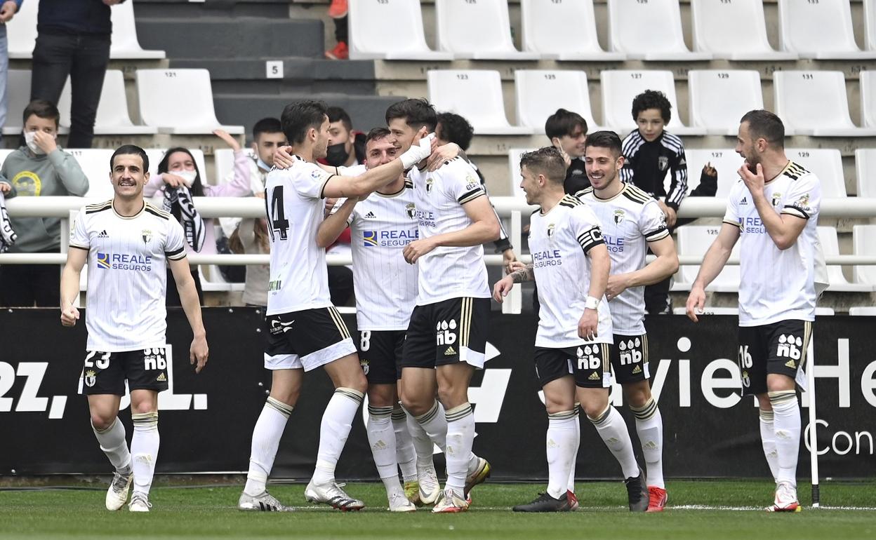 Jugadores del Burgos celebran un gol esta temporada.