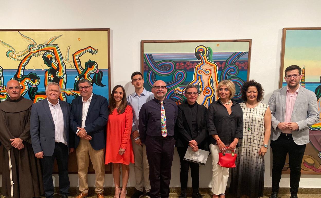 Autoridades y familiares del pintor fallecido en 2012, este viernes en la inauguración de la muestra en Vélez-Málaga. 