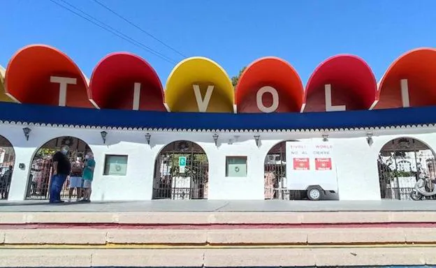 Imagen principal - Tívoli World, el primer parque de atracciones construido en España, cumple 50 años cerrado al público