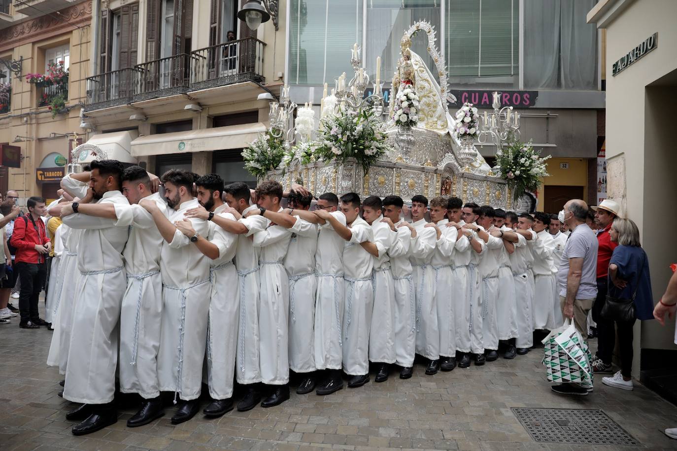 La Virgen de Araceli realiza su primera salida anual en mayo. 