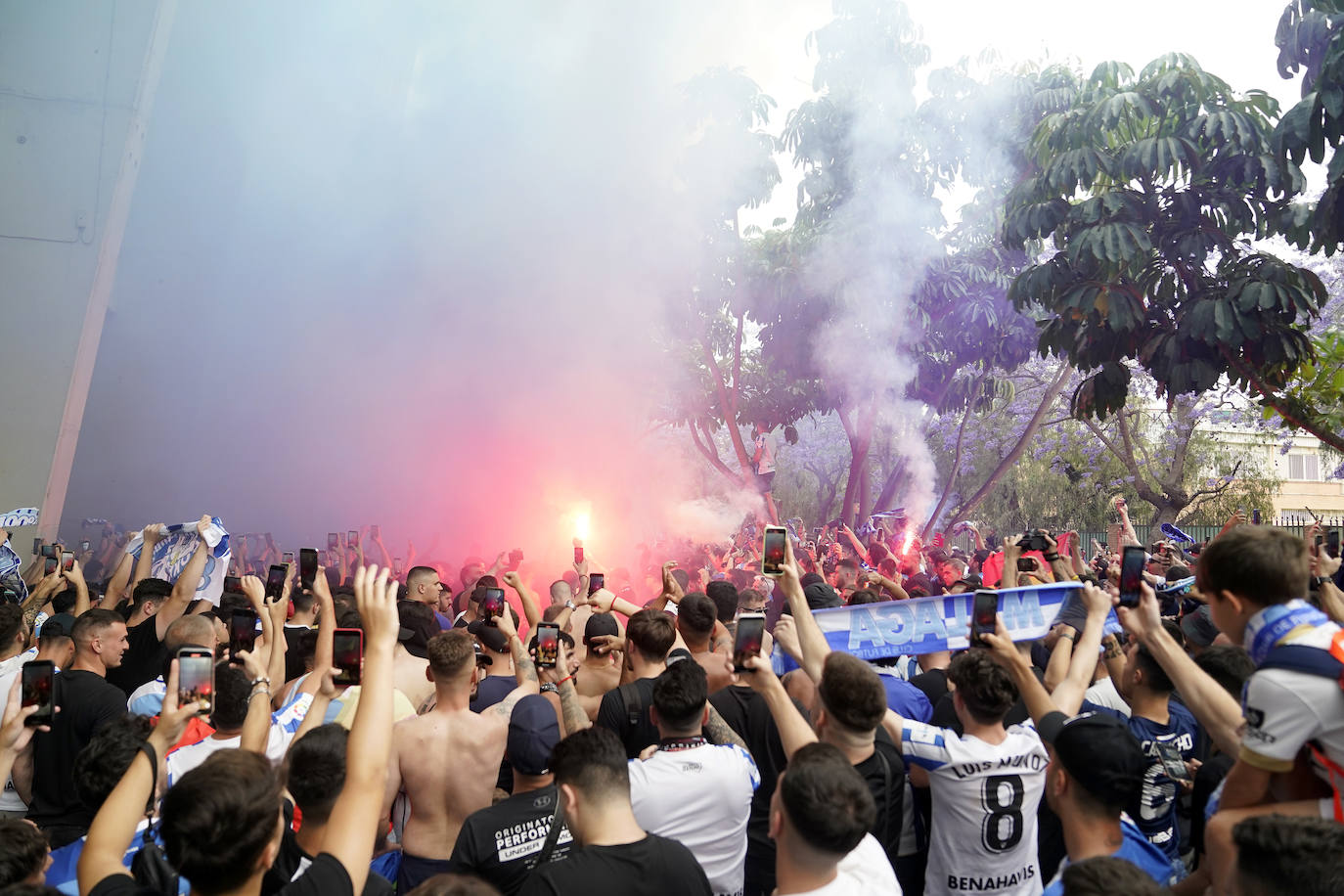 Impresionante recibimiento de la afición al Málaga. 