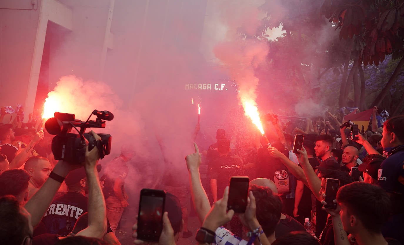 Impresionante recibimiento de la afición al Málaga. 