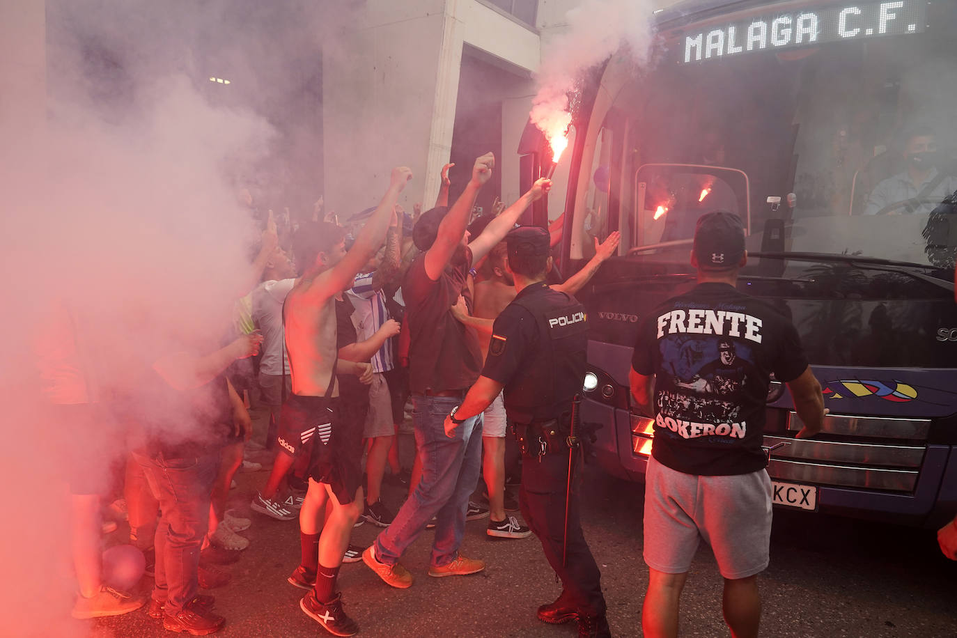 Impresionante recibimiento de la afición al Málaga. 