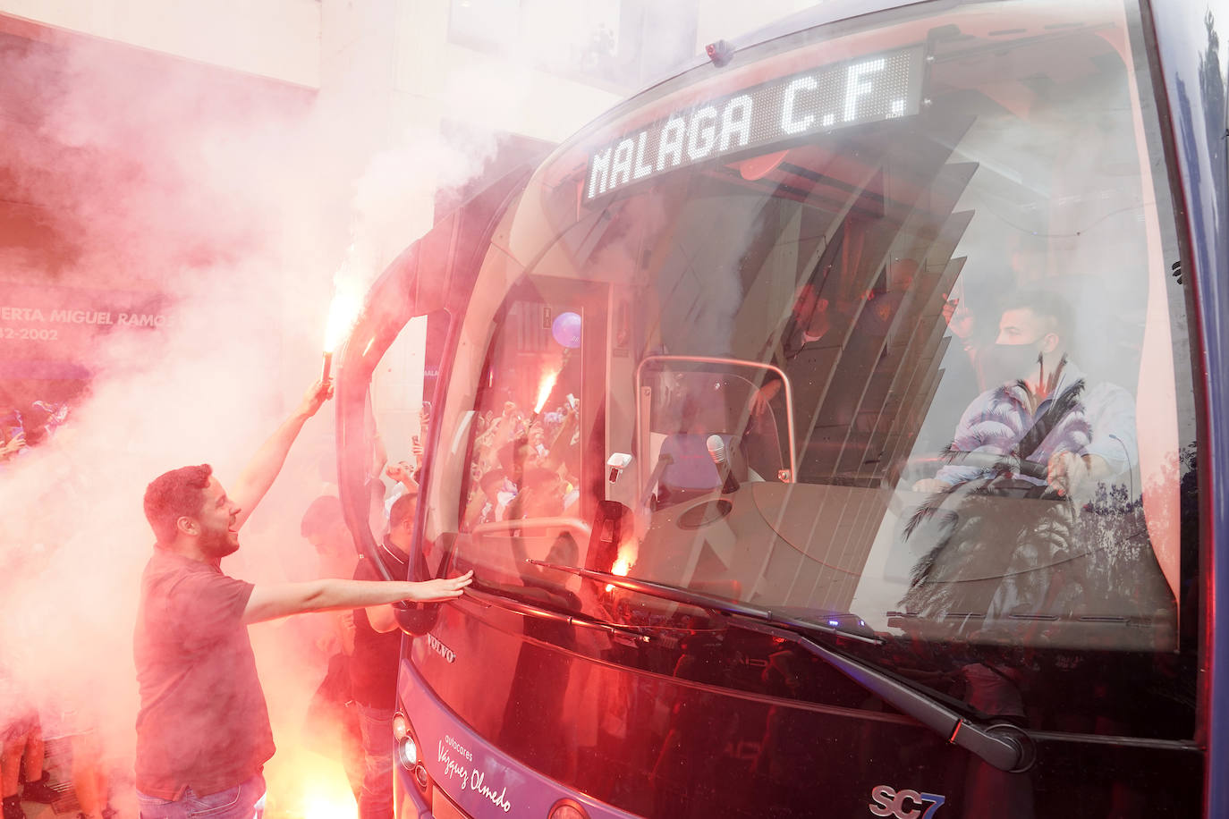 Impresionante recibimiento de la afición al Málaga. 