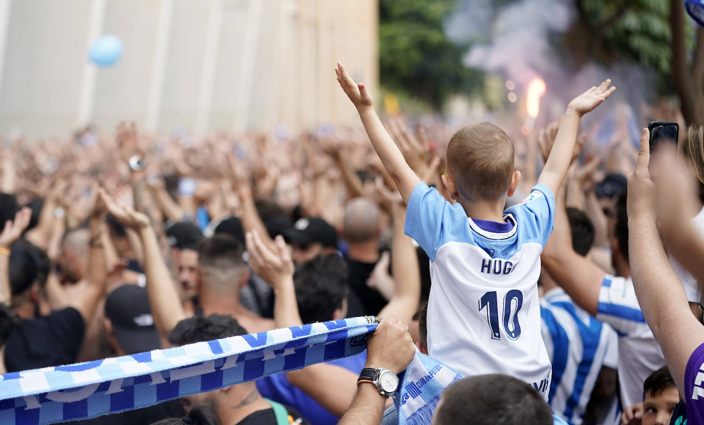 Impresionante recibimiento de la afición al Málaga. 