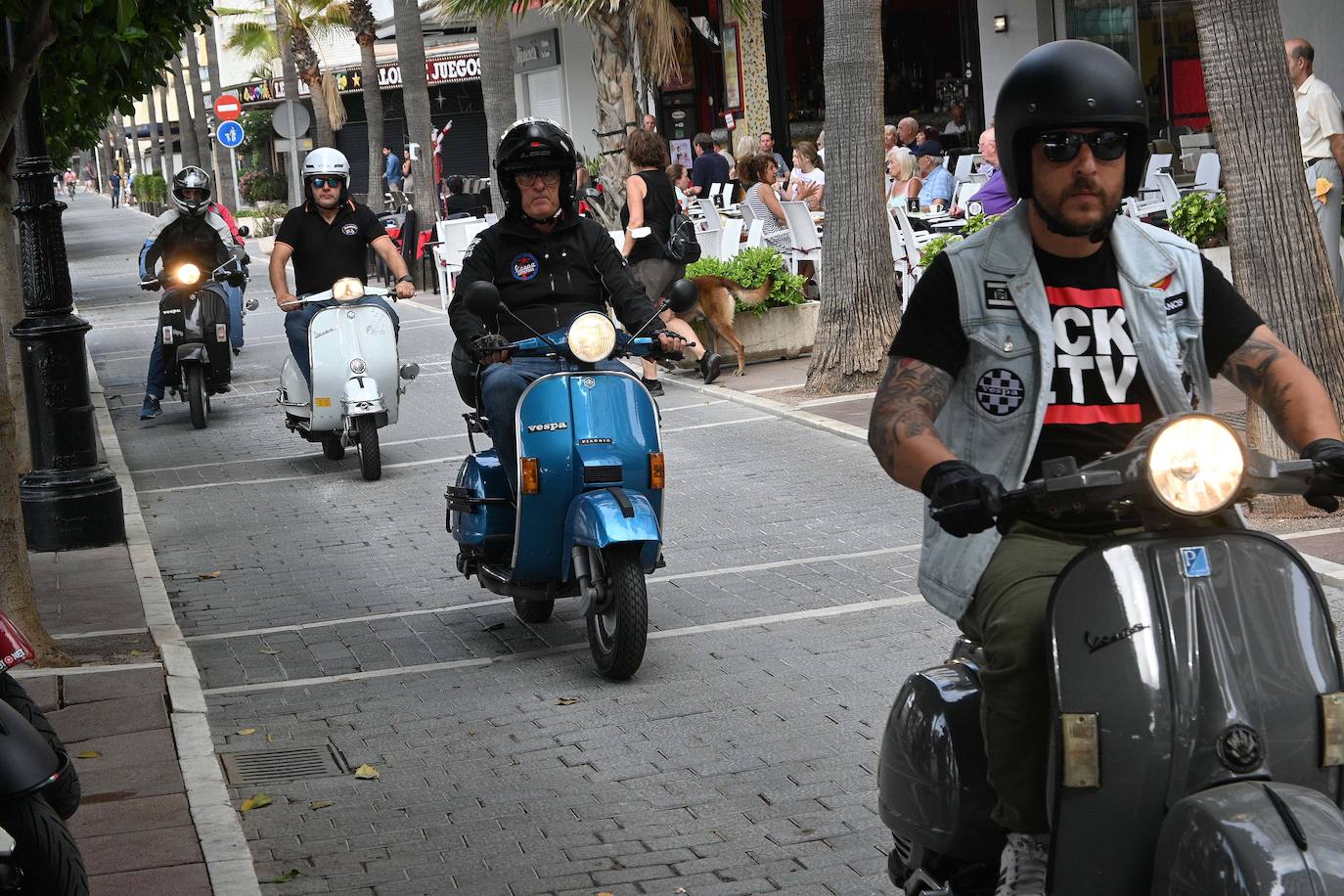 Las motos clásicas recorren Marbella. 