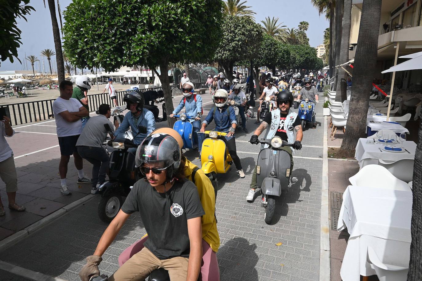 Las motos clásicas recorren Marbella. 