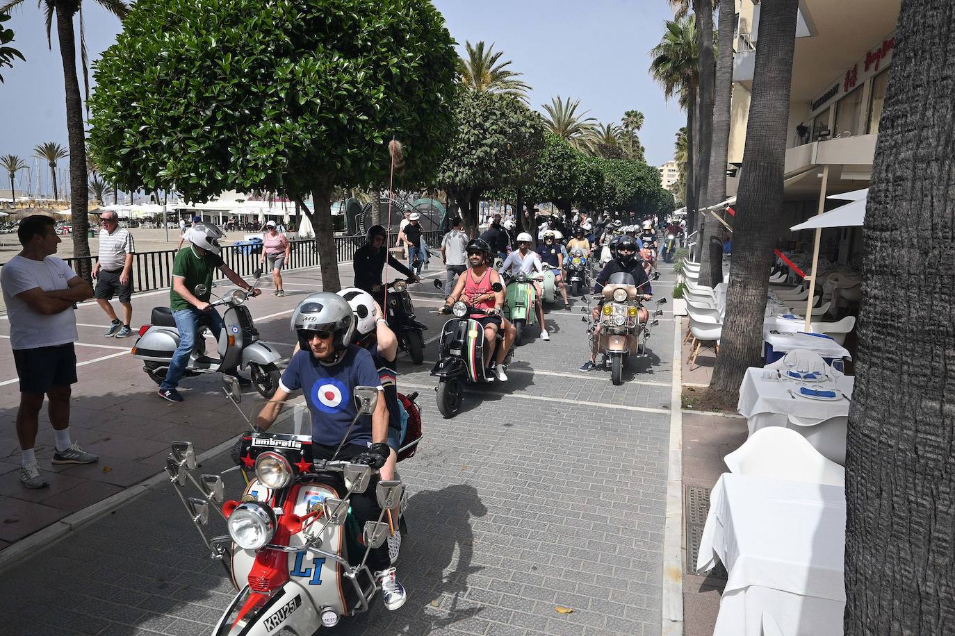 Las motos clásicas recorren Marbella. 