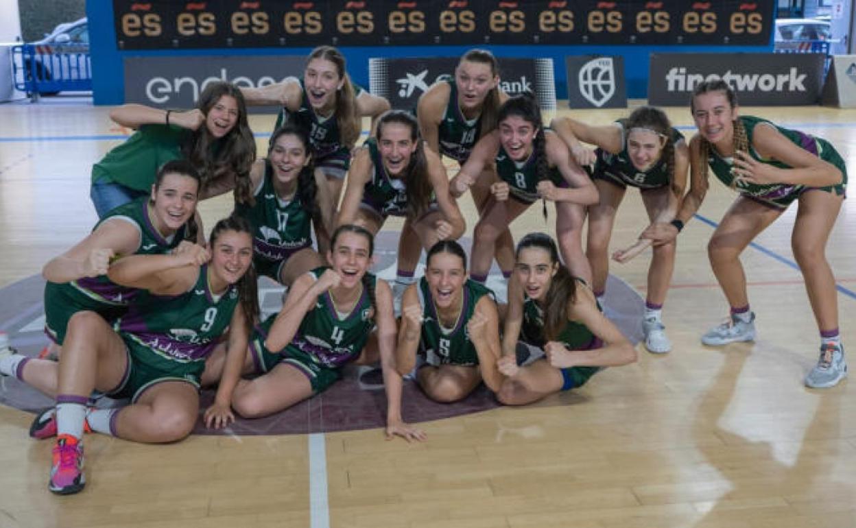 La plantilla del equipo cadete femenino celebra su tercer puesto final. 