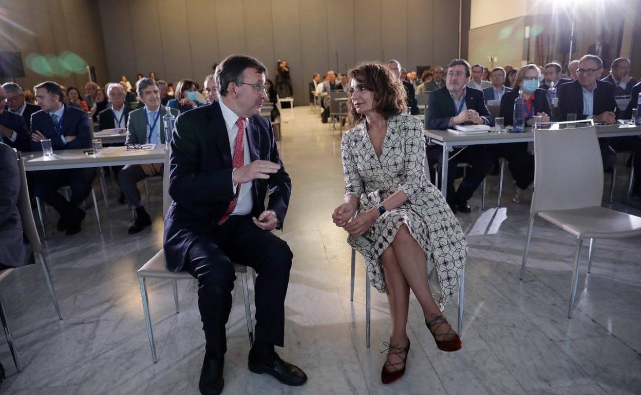 José Ángel Martínez conversa con María Jesús Montero en el acto de clausura del congreso.