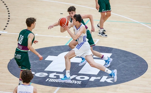 Una acción del duelo de este sábado entre el Unicaja y el Real Madrid. 