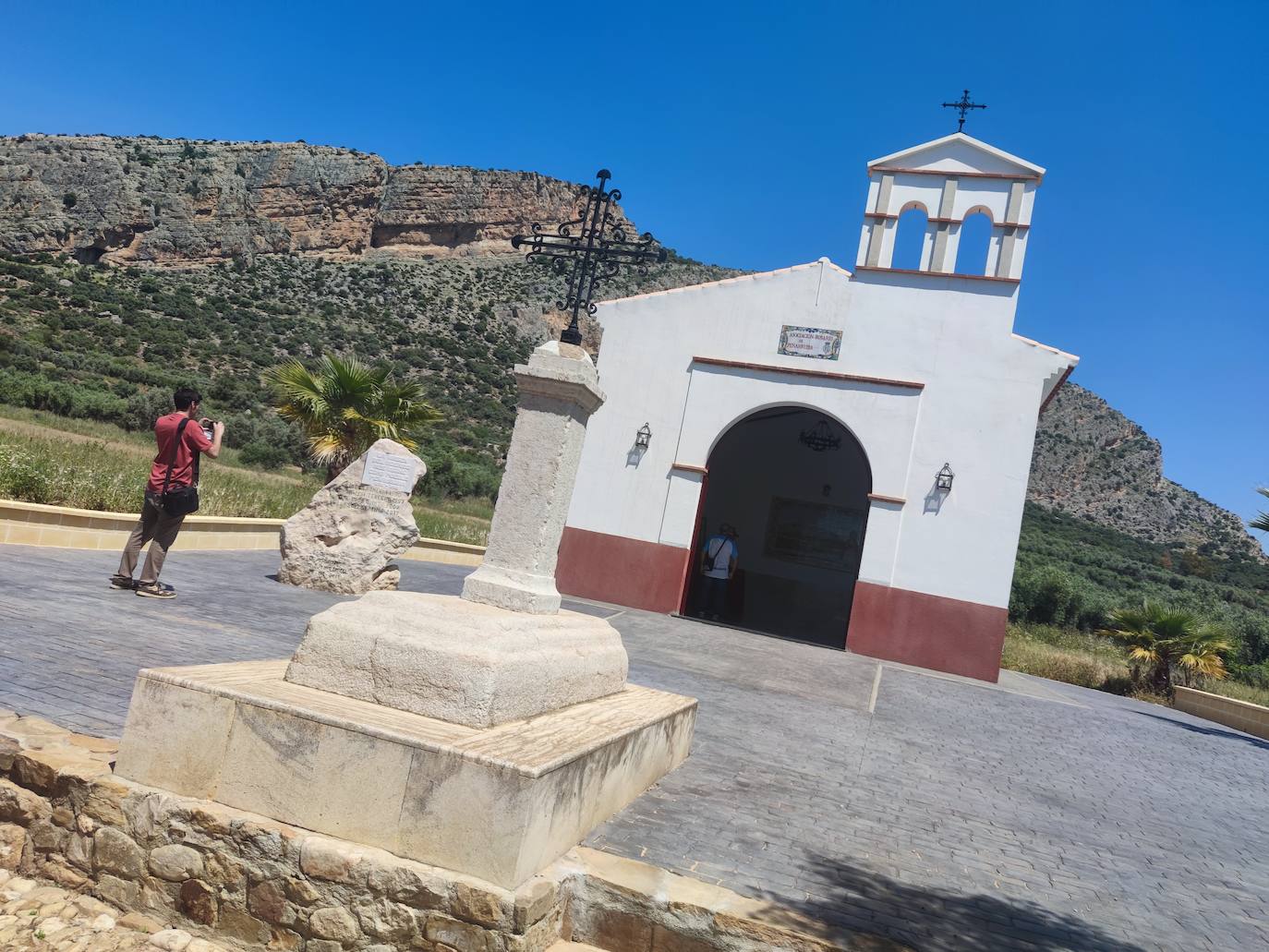 En la imagen, la ermita construida por la Asociación Rosario de Peñarrubia. Justo delante, la conocida peana, un símbolo y punto de encuentro vecinal que lograron recuperar y ubicar junto a la ermita.