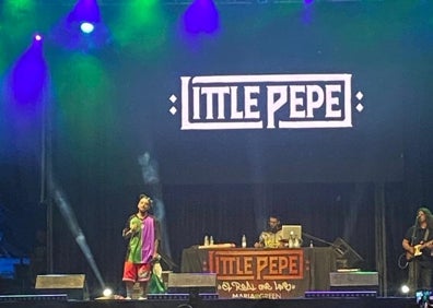 Imagen secundaria 1 - El Canijo de Jerez, durante la entrevista; Little Pepe terminó su actuación con la camiseta del Málaga puesta, y grafitis con los artistas que actuaron en el Alameda Festival. 