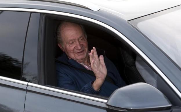 Juan Carlos abandona el Palacio de la Zarzuela tras reunirse con su hijo. 