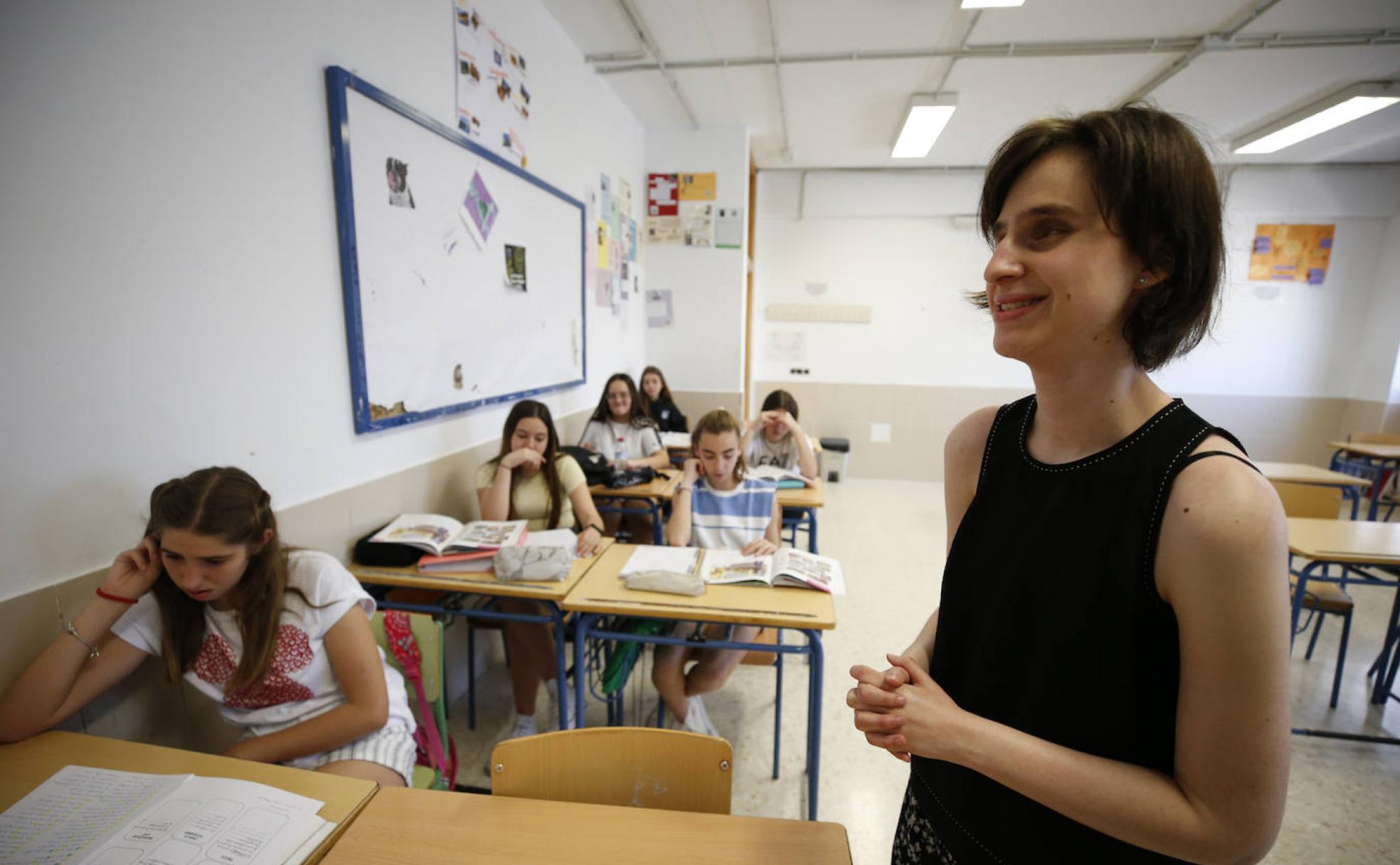 Jenny Albarracín Hoffman, en la clase de segundo de la ESO en el IES Concha Méndez Cuesta. 