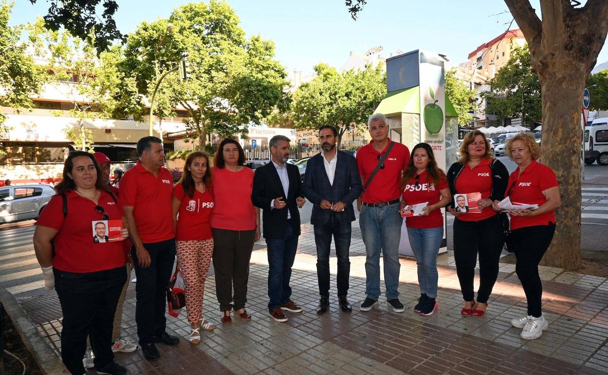 El equipo del PSOE en Marbella junto a Daniel Pérez, secretario general del partido en Málaga. 