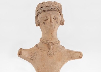 Imagen secundaria 1 - Dinar de oro de Ali Ibn Youssede la Ceca de Fez (arriba). Figura femenina de terracota, de Ibiza, y 'Efebo escanciador de bronce', de la ciudad romana de Volubilis.