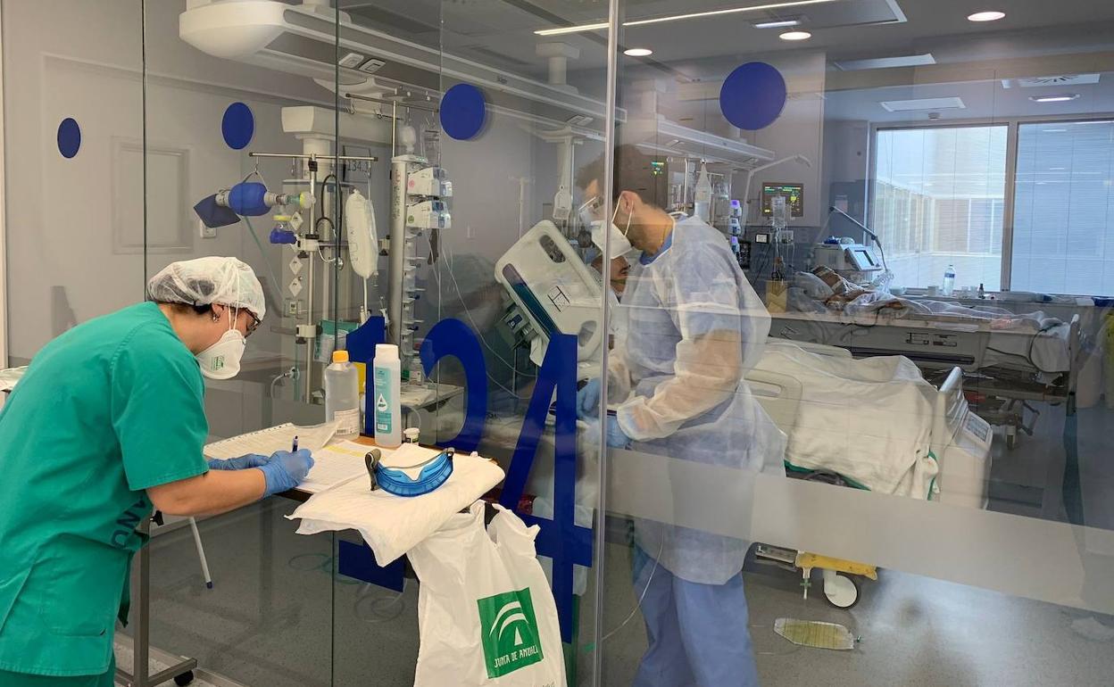 Imagen de archivo de dos sanitarios que atienden a enfermos de Covid hospitalizados. 