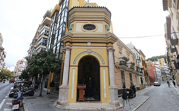 Vista de la capilla con las calles Victoria y Agua a ambos lados. 