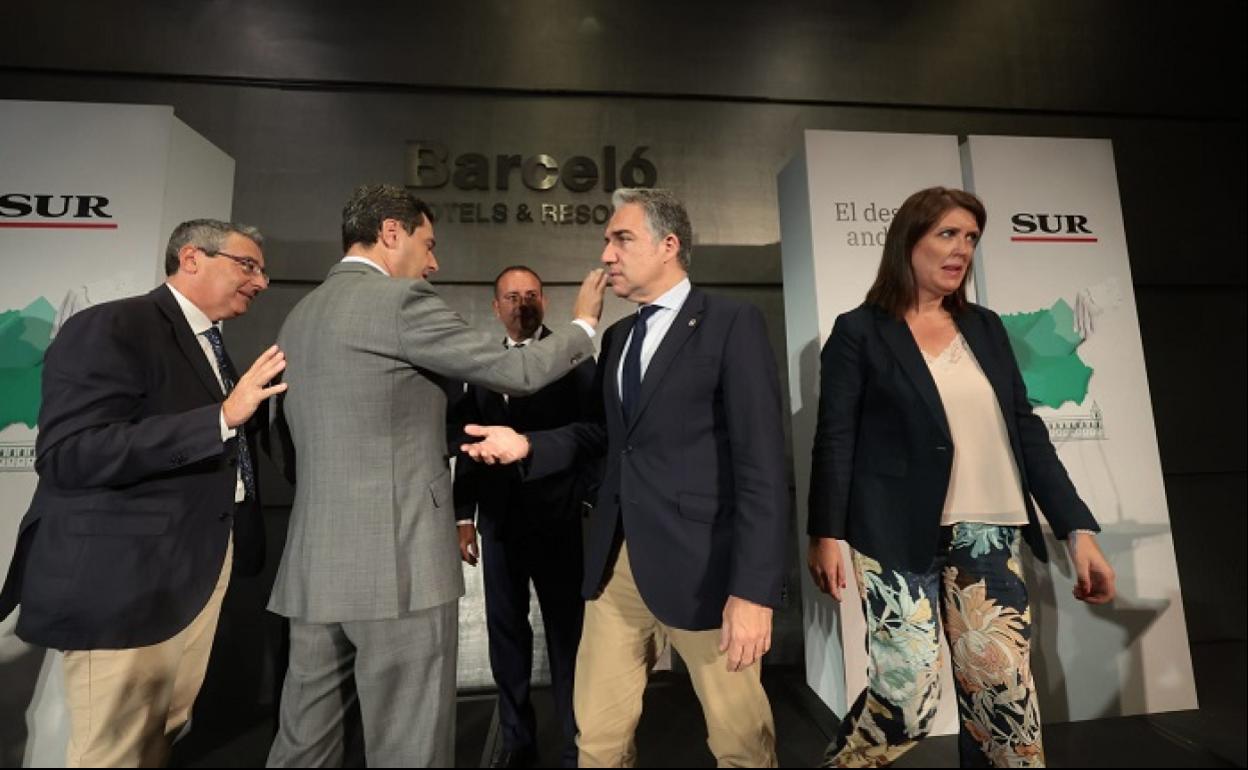 Juanma Moreno y Elías Bendodo se saludan al inicio del coloquio organizado por SUR. 