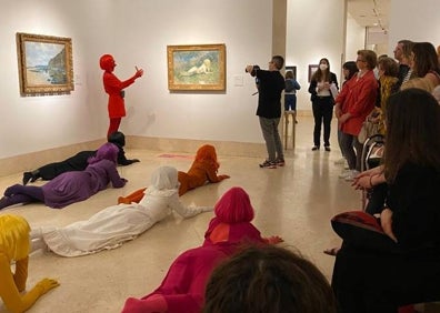 Imagen secundaria 1 - La propuesta de Verónica Ruth Frías fue un reclamo para los visitantes. Las mujeres simulan descansar en el campo frente al cuadro de una chica en la misma postura. 