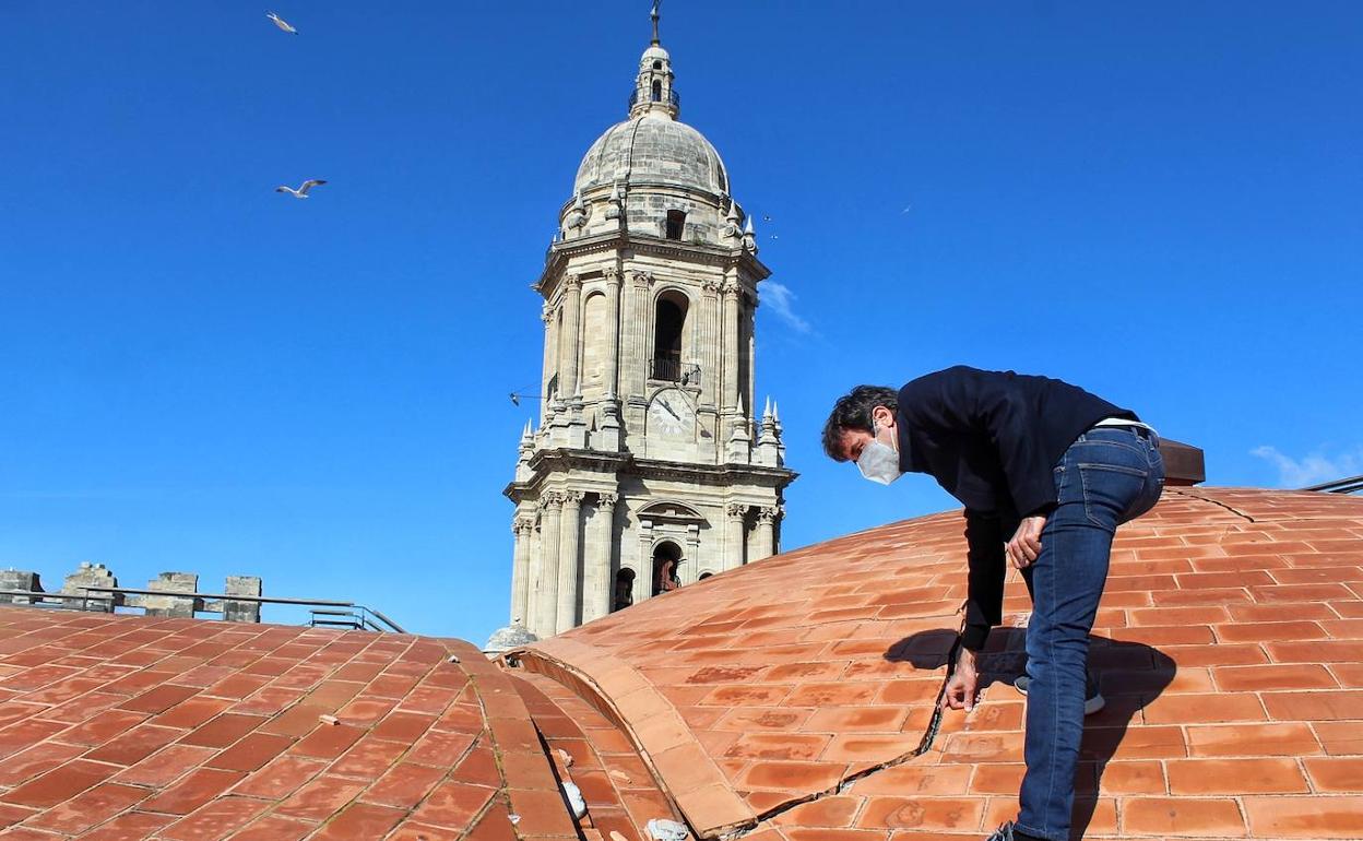 El arquitecto de la Catedral, Juan Manuel Sánchez La Chica, señala algunas de las grietas de las bóvedas.