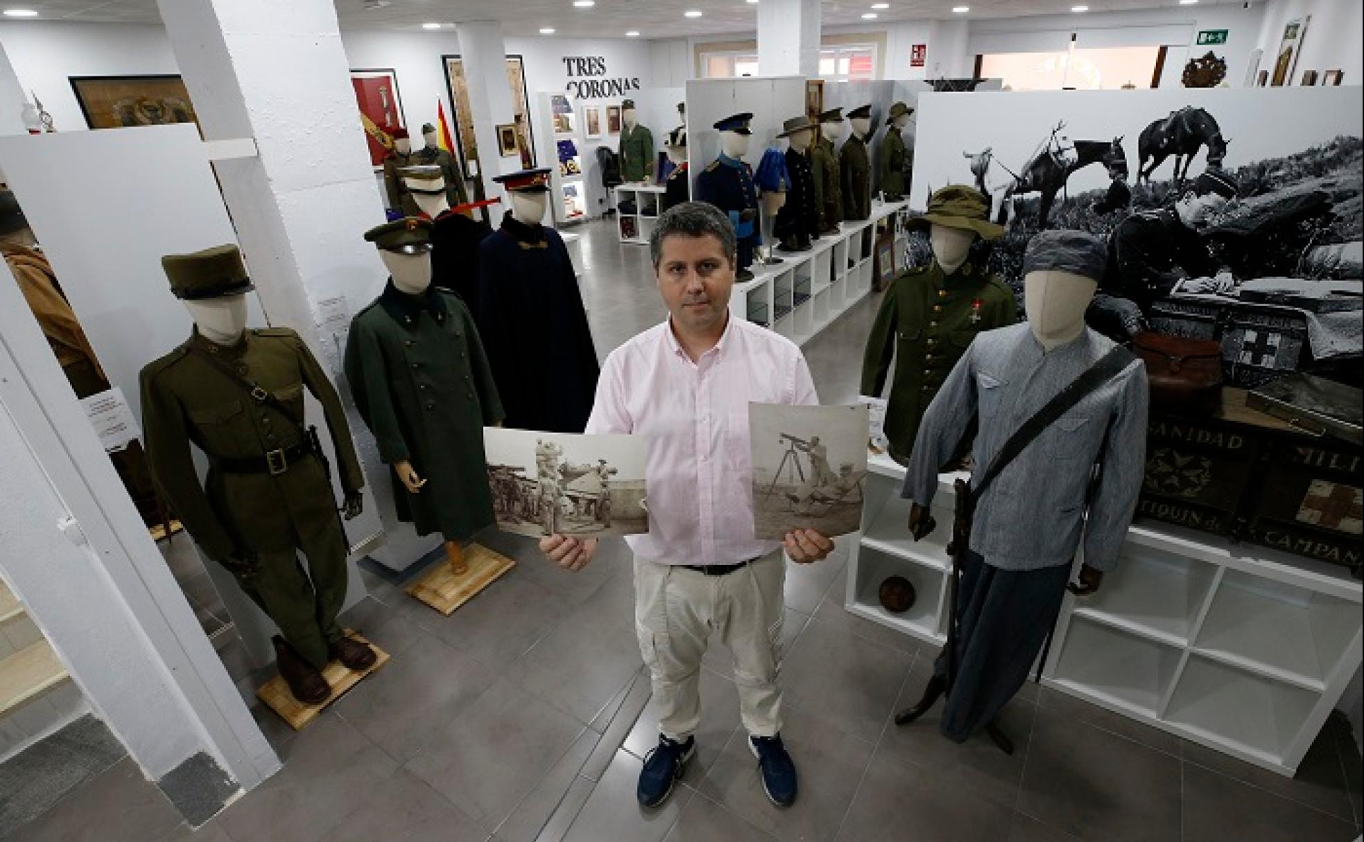 Javier Chaos mantiene algunas de las fotos inéditas en su museo militar. 