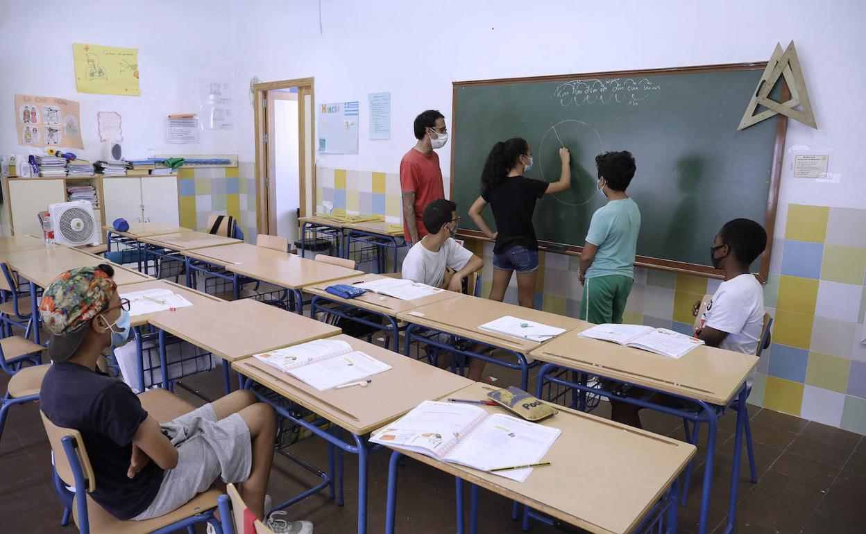 Un grupo de alumnos con su profesor, en el colegio Miguel de Cervantes de la capital, en una clase de refuerzo el año pasado. 