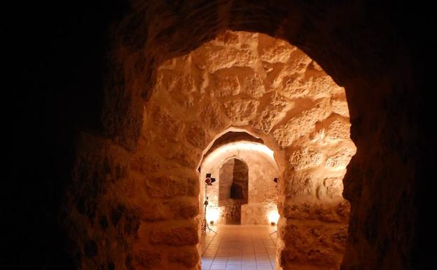 Bajo el Ayuntamiento se encuentra la construcción conocida como las Cuevas del Convento