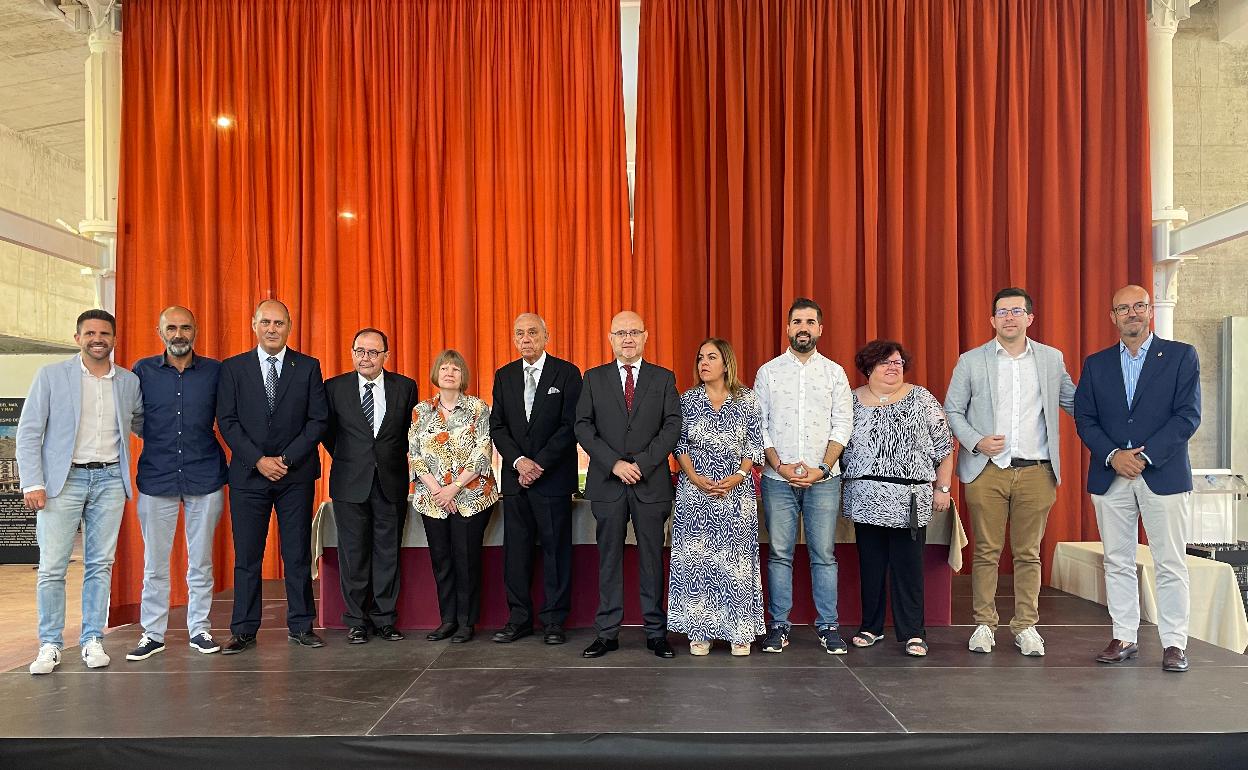 Autoridades, en el acto de nombramiento del arqueólogo como Hijo Adoptivo de Vélez-Málaga. 