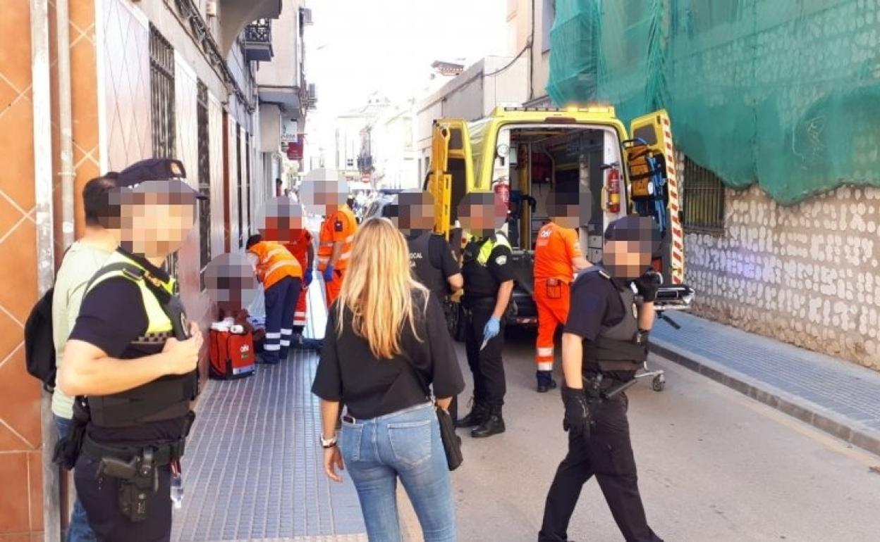 Agentes de la Policía Local, junto a los sanitarios del 061, en el lugar de los hechos. 