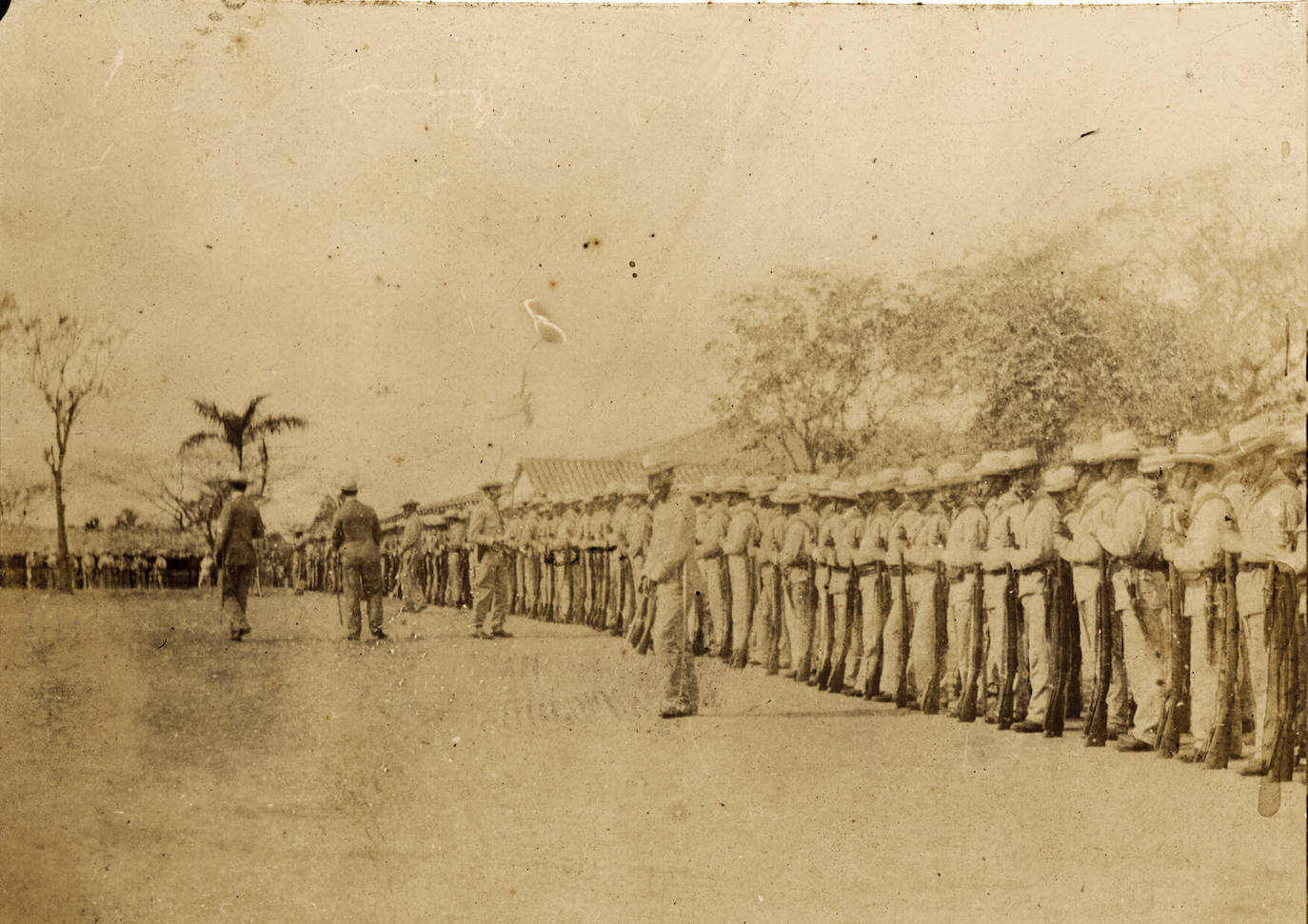 Campamento, después de los revistados, en Puerto Príncipe. 