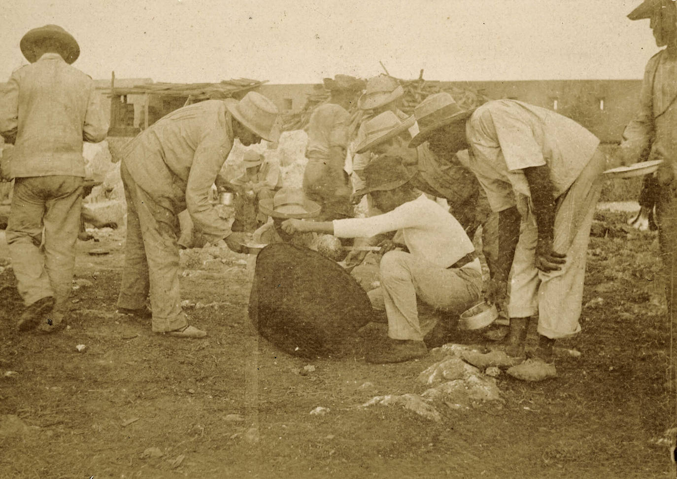 Batería de Santa Clara recogiendo las sobras para los pobres.