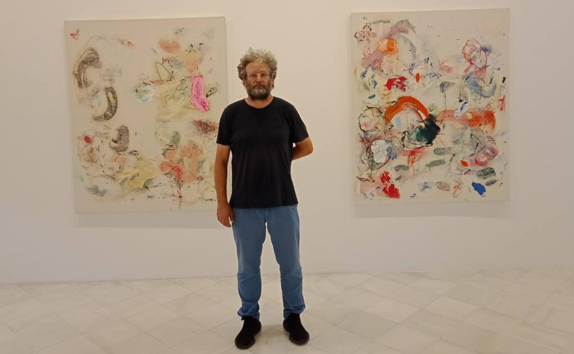 El artista malagueño Cristóbal Ortega, junto a dos de sus 'sudoraciones'. 