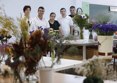 Imagen secundaria 1 - Arriba, Alicia Pavón con los alumnos del módulo de agrojardinería. Abajo, a la izquierda Valle García y un grupo de estudiantes del módulo de arreglos florales. Al lado, Virgina Raigón y Ana arreglan una falda. 