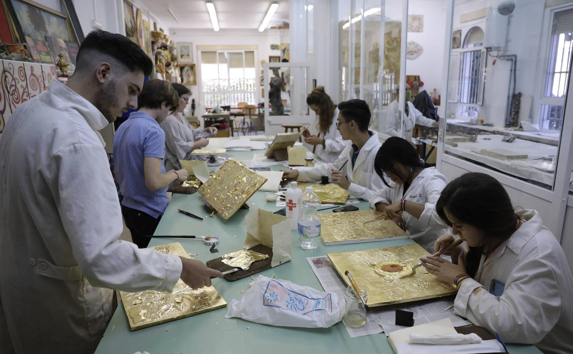 Alumnos del ciclo Superior de Dorado, plateado y policromado realizan tareas de dorado con pan de oro. 